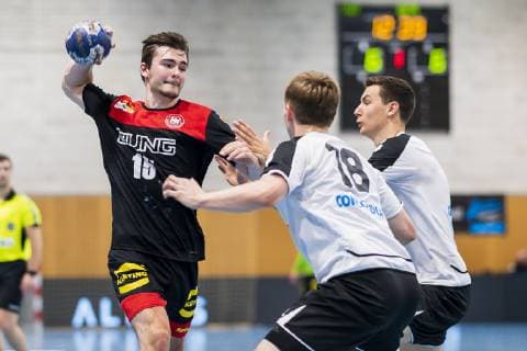 Kloten, Deutschland 30. Juni 2019: Handball, DHB U21, U 21 Laenderspiel - Airport Trophy - Schweiz vs. Deutschland v.li. Hendrik Schreiber (Deutschland HSG Wetzlar), On Langenick (Schweiz) Kloten Sporthalle Ruebisbach Schweiz