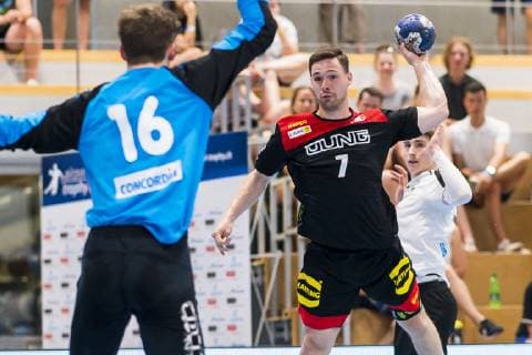 Kloten, Deutschland 30. Juni 2019: Handball, DHB U21, U 21 Laenderspiel - Airport Trophy - Schweiz vs. Deutschland v.li. Leonard Graziolie (Schweiz), Max Staar (Deutschland GWD Minden) Kloten Sporthalle Ruebisbach Schweiz