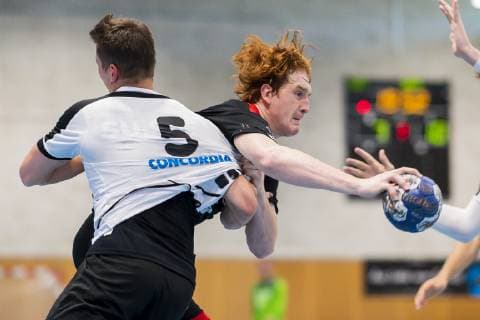 Kloten, Deutschland 30. Juni 2019: Handball, DHB U21, U 21 Laenderspiel - Airport Trophy - Schweiz vs. Deutschland v. li. im Zweikampf Jonas Schelker (Schweiz) und Lukas Stutzke (Deutschland Bayer Dormagen) Kloten Sporthalle Ruebisbach Schweiz