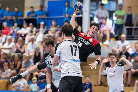 Kloten, Deutschland 30. Juni 2019: Handball, DHB U21, U 21 Laenderspiel - Airport Trophy - Schweiz vs. Deutschland v.li. Philip Novak (Schweiz), Michael Kusio (Schweiz), Justin Kurch (Deutschland SC Magdeburg) Kloten Sporthalle Ruebisbach Schweiz