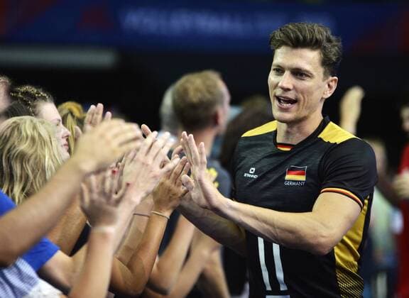 Volleyball, Nations League 2019, Leipzig (28. - 30. Juni 2019), Partie Deutschland vs. Portugal (28.06.2019) Lukas Kampa (Deutschland, Kapitaen, Nr. 11) (re.) nach dem Spiel Deutschland gegen Portugal (28.06.2019) beim Abklatschen mit den Fans. Leipzig Sachsen Deutschland Arena Leipzig