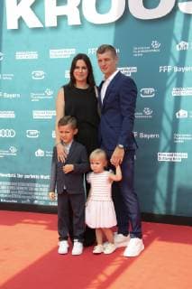 Kroos - Der Film Weltpremiere Cinedom Koeln Deutschland Datum: 30.06.2019 Toni Kroos mit Ehefrau Jessica und den Kindern Leon und Amelie
