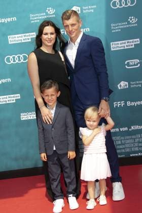Sport Bilder des Tages Kroos - Der Film Weltpremiere Cinedom Koeln Deutschland Datum: 30.06.2019 Toni Kroos mit Ehefrau Jessica und den Kindern Leon und Amelie