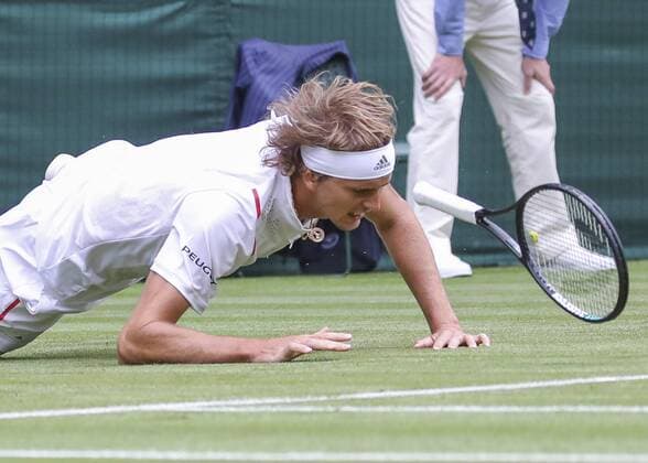 Alexander Zverev rutscht aus und stuerzt zu Boden Copyright: xJuergenxHasenkopfx