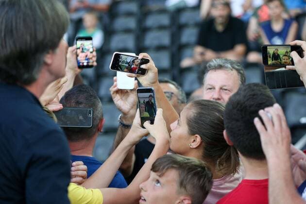 Bundestrainer Joachim Loew (Deutschland) macht Selfies mit den Fans, Spanien vs. Deutschland, Fussball, Europameisterschaft, U21, U 21 Finale, 30.06.2019 Udine Udine Italien
