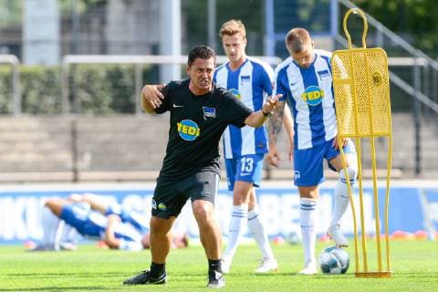01.07.2019, xtgx, Fussball 1.Bundesliga, Hertha BSC Berlin Auftakttraining emspor, v.l. Ante Covic (Hertha, Trainer) gibt Anweisungen, gestikuliert mit den Armen, gesticulate, gives instructions (DFL DFB REGULATIONS PROHIBIT ANY USE OF PHOTOGRAPHS as IMAGE SEQUENCES and or QUASI-VIDEO) Berlin