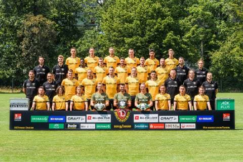 SG Dynamo Dresden; 2. BL, Kader 2019 2020, Mannschaftsfoto, hi. Reihe v. li.: Linus Wahlqvist, Lucas Röser, Jannik Müller, Haris Duljevic, Dzenis Burnic, Osman Atilgan 2. Reihe v. oben v. li.: Korbinian Dötter (Physiotherapeut), Julian Binder (Physiotherapeut), Moussa Kone, Max Kulke, Niklas Kreuzer, Brian Hamalainen, Patrick Ebert, Dr. Onays Al-Sadi (Mannschaftsarzt), Tobias Lange (Physiotherapeut) 3. Reihe v. oben v. li.: Cristian Fiel (Cheftrainer), Patrick Mölzl (Co-Trainer), Kevin Ehlers, Rene Klingenburg, Florian Ballas, Marco Hartmann, Jannis Nikolaou, Branislav Arsenovic (Torwarttrainer), Matthias Grahe (Athletiktrainer), Jacob Wolf (Sportwissenschaftler) Untere Reihe v. li.: Vasil Kusej, Matthäus Taferner, Patrick Möschl, Tim Boss, Patrick Wiegers, Kevin Broll, Chris Löwe, Baris Atik, Justin Leo Löwe
