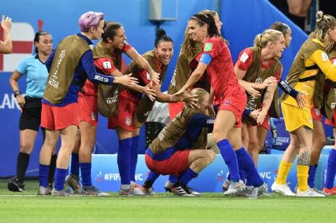 Sport Bilder des Tages Joie de Alex Morgan (etats unis) et de ses coequipieres FOOTBALL : Angleterre vs Etats-Unis - Coupe du monde de Football Feminin 1 2 finale - 02 07 2019 FredericChambert Panoramic 
