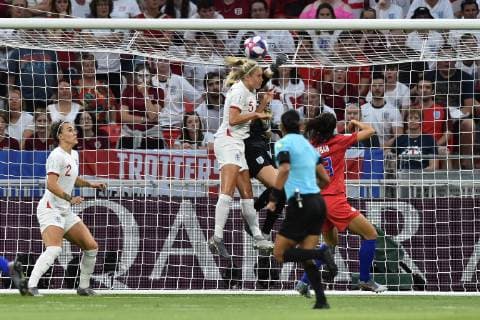 Cathy Telford et Steph Houghton (angleterre) vs Alex Morgan (etats unis) FOOTBALL : Angleterre vs Etats-Unis - Coupe du monde de Football Feminin 1 2 finale - 02 07 2019 FredericChambert Panoramic 