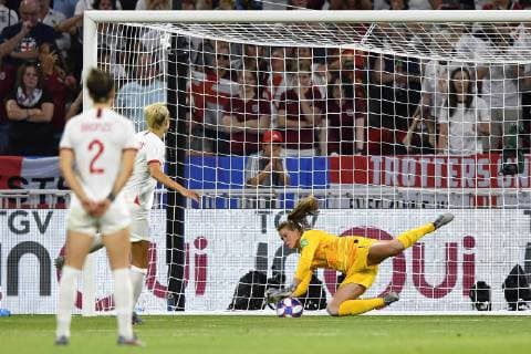 Sport Bilder des Tages July 2, 2019 - Lyon, France - Alyssa Naeher (Chicago Red Stars) of United States makes a save a penalty during the 2019 FIFA Women s World Cup France Semi Final match between England and USA at Stade de Lyon on July 2, 2019 in Lyon, France. England v USA: Semi Final - 2019 FIFA Women s World Cup France  - ZUMAn230 20190702_zaa_n230_448 Copyright: xJosexBretonx