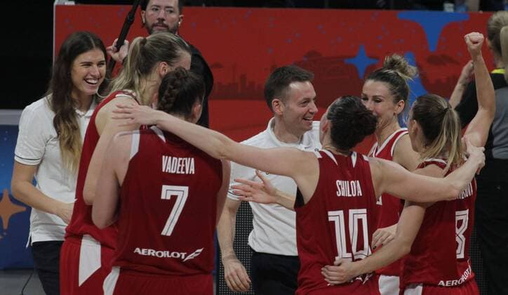 02.07.2019 Belgrade(Serbia) Italy-Russia FIBA Women s EuroBasket 1 8 final play off to enter in 1 4 final Olaf Lange (C) Russia coach with Ana Petrakova(L) assistant coach and his players celebrate victory : 