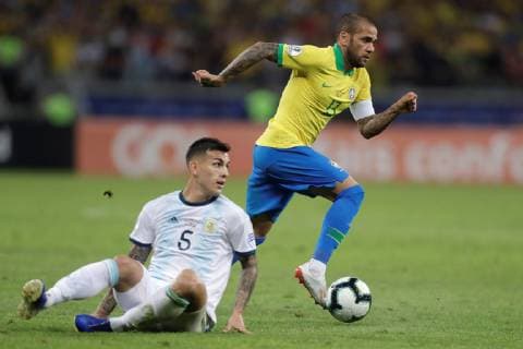 Brazilian Dani Alves (R) in action against Argentinian Leandro Paredes (L) during the Copa America 2019 semi-finals soccer match between Brazil and Argentina, at Mineirao Stadium in Belo Horizonte, Brazil, 2 July 2019. Brazil vs. Argentina !ACHTUNG: NUR REDAKTIONELLE NUTZUNG!  Copyright: xFernandoxBizerrax SCA23133 20190703-636977201401704047