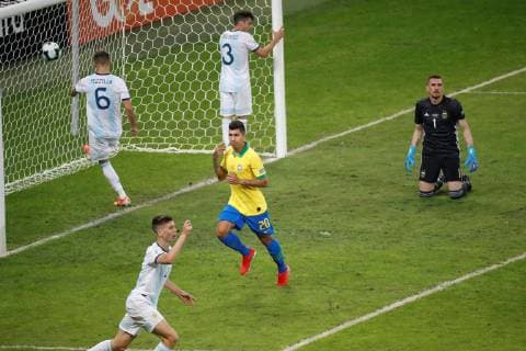 Sport Bilder des Tages Brazilian Roberto Firmino (R) scores the 2-0 lead during the Copa America 2019 semi-finals soccer match between Brazil and Argentina, at Mineirao Stadium in Belo Horizonte, Brazil, 2 July 2019. Brazil vs. Argentina !ACHTUNG: NUR REDAKTIONELLE NUTZUNG!  Copyright: xPauloxFonsecax SCA23195 20190703-636977236630926276