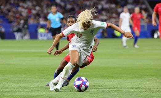 02.07.2019, xcex, FRA, Lyon, Stade de Lyon, Frauenfussball, WM, Weltmeisterschaft, FIFA, Halbfinale FIFA Frauen WM England - USA Rachel Daly (ENG) vor Chrystal Dunn (USA)