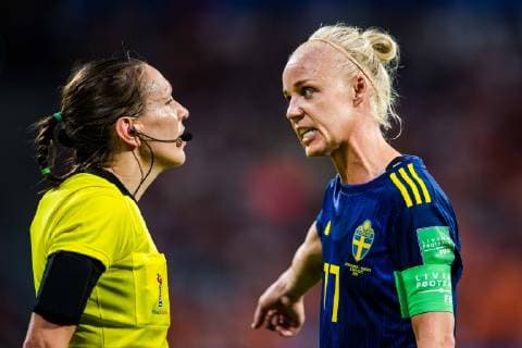 Fußball, Damen WM, Niederlande - Schweden 190703 Caroline Seger of Sweden in a conversation with referee Marie-Soleil Beaudoin during the FIFA Women s World Cup semi-final match between Netherlands and Sweden on July 3, 2019 in Lyon. Photo: Petter Arvidson Bildbyran Kod PA 180100 bbeng fotboll football fotball soccer dam women kvinner frankrike france vm vm 2019 verdensmesterskap världsmästerskap fifa women s world cup 2019 world cup semifinal semi final knockout stage sweden sverige netherlands nederländerna *** 190703 Caroline Seger of Sweden in a conversation with referee Marie Soleil Beaudoin during the FIFA Womens World Cup semi final match between Netherlands and Sweden on July 3, 2019 in Lyon Photo Petter Arvidson Picture Agency Code PA 180100 bbeng soccer football soccer soccer lady women women france france world cup 2019 world cup fifa world cup women world cup 2019 world cup semifinal semi final knockout stage sweden sweden netherlands netherlands,  Copyright: PETTERxARVIDSON BB190703PA117
