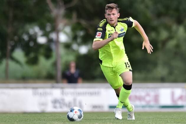 Fußball Testspiel: VfB Salzkotten - SC Paderborn 07 am 03.07.2019 im Hederauenstadion in Salzkotten Luca Kilian (Paderborn) am Ball. *** Football test match VfB Salzkotten SC Paderborn 07 on 03 07 2019 at Hederauenstadion in Salzkotten Luca Kilian Paderborn on the ball MT