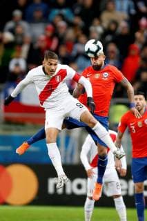Arturo Vidal (R) of Chile vies for the ball against Paolo Guerrero (L) of Peru during the Copa America 2019 semi-finals soccer match between Chile and Peru, at Arena do Gremio Stadium in Porto Alegre, Brazil, 3 July 2019. Chile vs. Peru !ACHTUNG: NUR REDAKTIONELLE NUTZUNG!  Copyright: xMarceloxOliveirax SCA2469 20190704-636978052841098312
