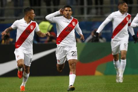 Futbol, Chile vs Peru Copa America 2019 El jugador de la seleccion peruana Edison Flores, centro, celebra con sus companeros su gol contra Chile durante el partido de semifinal de la Copa America disputado en el estadio Arena de Gremio de Porto Alegre, Brasil. 03 07 2019 Andres Pina Photosport Football, Chile vs Peru Copa America Championship 2019 Peru s player Edison Flores, center, celebrates with teammates after scoring against Chile during the Copa America semifinal match held at the Arena do Gremio stadium in Porto Alegre, Brazil. 03 07 2019 Andres Pina Photosport Chile vs Peru, Copa America 2019 