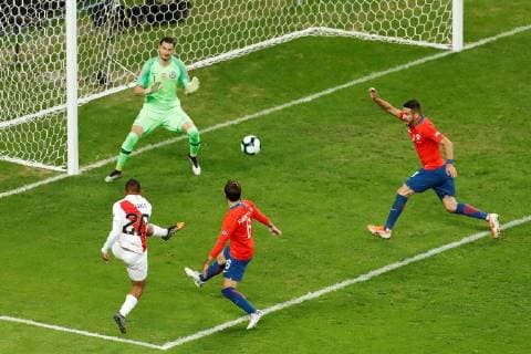 Edison Flores (L) of Peru scores a goal against Chile during the Copa America 2019 semi-finals soccer match between Chile and Peru, at Arena do Gremio Stadium in Porto Alegre, Brazil, 3 July 2019. Chile vs. Peru !ACHTUNG: NUR REDAKTIONELLE NUTZUNG!  Copyright: xMauricioxDuenasxCastanedax SCA2495 20190704-636978064725571768
