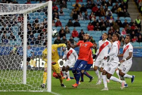 Chile s Arturi Vidal (C) vies for the ball against Peru s Pedro Gallese (L) during the Copa America 2019 semi-finals soccer match between Chile and Peru, at Arena do Gremio Stadium in Porto Alegre, Brazil, 3 July 2019. Chile vs. Peru !ACHTUNG: NUR REDAKTIONELLE NUTZUNG!  Copyright: xFernandoxBizerrax SCA24153 20190704-636978089356526202