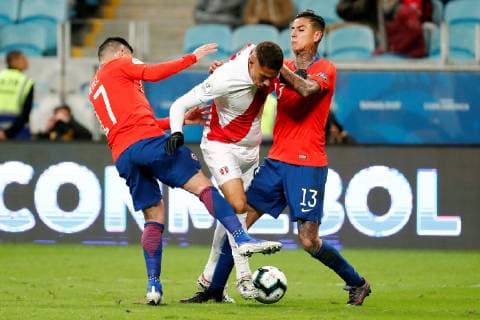 Chile s Gary Medel (L) and Erick Pulgar (R) vie for the ball against Peru s Paolo Guerrero (c) during the Copa America 2019 semi-finals soccer match between Chile and Peru, at Arena do Gremio Stadium in Porto Alegre, Brazil, 3 July 2019. Chile vs. Peru !ACHTUNG: NUR REDAKTIONELLE NUTZUNG!  Copyright: xSebastiaoxMoreirax SCA24176 20190704-636978102348562176