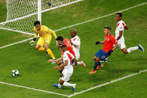 Chile s Guillermo Maripan (2L) vies for the ball against Peru s Pedro Gallese (L) during the Copa America 2019 semi-finals soccer match between Chile and Peru, at Arena do Gremio Stadium in Porto Alegre, Brazil, 3 July 2019. Chile vs. Peru !ACHTUNG: NUR REDAKTIONELLE NUTZUNG!  Copyright: xMauricioxDuenasxCastanedax SCA24184 20190704-636978106725137988