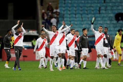 Peru s players celebrate their victory during the Copa America 2019 semi-finals soccer match between Chile and Peru, at Arena do Gremio Stadium in Porto Alegre, Brazil, 3 July 2019. Chile vs. Peru !ACHTUNG: NUR REDAKTIONELLE NUTZUNG!  Copyright: xFernandoxBizerrax SCA24235 20190704-636978127374787061