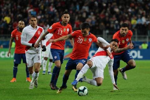 3rd July 2019, Arena do Gremio stadium, Porto Alegre, Brazil; Copa America Football semi-final, Peru versus Chile; Charles Ar& xe1;nguiz of Chile is dipossesed by the diving tackle from Christian Cueva of Peru  ActionPlus12150385 MaxxPeixoto