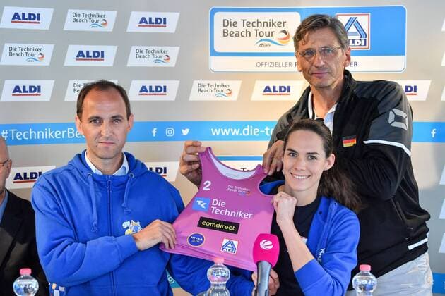 FIVB Beach volleyball, Beachvolleyball World Championships Hamburg 2019; 04.07.2019 Beach Volleyball World Championships Hamburg 2019, Aldi Nord besiegelt Partnerschaft mit Techniker Beach Tour, Kira Walkenhorst, mit Rene Hecht, rechts, Präsident DVV, und Kay Rüschoff, Geschäftsführer Marketing Aldi Nord, links