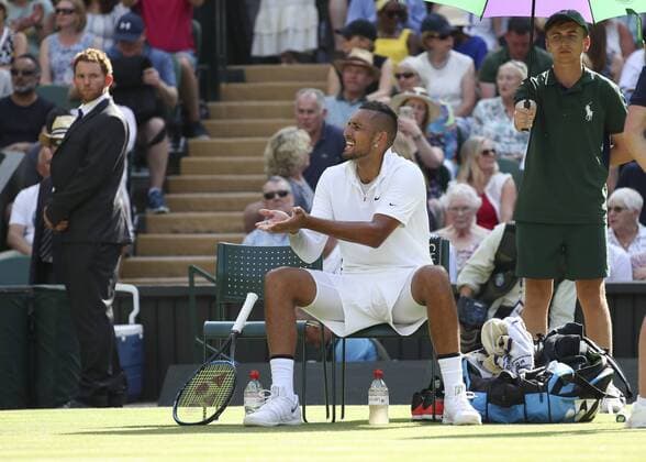Nick Kyrgios sitzt auf dem Stuhl waehrend der Spielpause und redet mit dem Schiedsrichter, Aerger, Emotion, Copyright: xJuergenxHasenkopfx