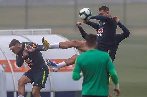 Brazil s national soccer team players Everton (L) and Richarlison (R) participate in a training session at the Granja Comary, in Teresopolis, Rio de Janeiro, Brazil, 04 July 2019. Brazil s national soccer team training session !ACHTUNG: NUR REDAKTIONELLE NUTZUNG!  Copyright: xAntonioxLacerdax COPAME2528 20190704-636978804885930490