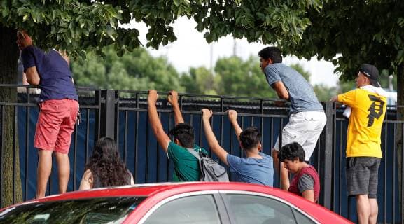 Fans of the Mexican soccer team climb a fence to try to see the team s training in Chicago, USA, 4 July 2019. Mexico will face the United States on Sunday for the CONCACAF Gold Cup final. Training of the Mexican national soccer team !ACHTUNG: NUR REDAKTIONELLE NUTZUNG!  Copyright: xKAMILxKRZACZYNSKIx AME3703 20190705-636978946368450845