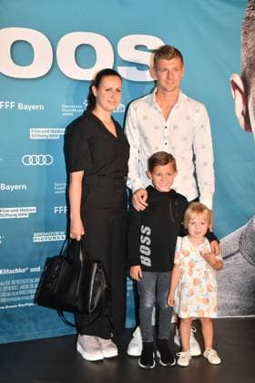 Toni Kroos mit Ehefrau Jessica und den Kindern Leon und Amelie Premiere des Kinofilms Kroos Mathäser Filmpalast Kino München 04. Juli 2019