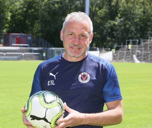 3. Bundesliga, Saison 2019 2020, Fototermin Viktoria Köln, -- Pavel Dotschev ( Trainer Viktoria Köln ) Portrait mit Ball