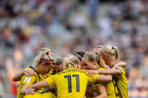 190706 Sofia Jakobsson of Sweden celebrate with teammates after 2-0 during the FIFA Women s World Cup bronze medal game between England and Sweden on July 6, 2019 in Nice. Photo: Simon Hastegard Bildbyran Kod SH 180104 bbeng fotboll football fotball soccer dam women kvinner frankrike france vm vm 2019 jubel verdensmesterskap världsmästerskap fifa women s world cup 2019 world cup bronsmatch Third Place Play Off england sweden sverige Copyright: SIMONxHASTEGARD BB190706SH022