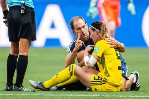 190706 Kosovare Asllani of Sweden in pain during the FIFA Women s World Cup bronze medal game between England and Sweden on July 6, 2019 in Nice. Photo: Simon Hastegard Bildbyran Kod SH 180104 bbeng fotboll football fotball soccer dam women kvinner frankrike france vm vm 2019 skada verdensmesterskap världsmästerskap fifa women s world cup 2019 world cup bronsmatch Third Place Play Off england sweden sverige Copyright: SIMONxHASTEGARD BB190706SH025