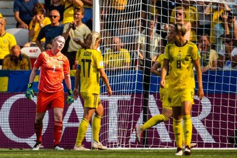 190706 Goalkeeper Hedvig Lindahl of Sweden look dejected after 2-2 during the FIFA Women s World Cup bronze medal game between England and Sweden on July 6, 2019 in Nice. Photo: Simon Hastegard Bildbyran Kod SH 180104 bbeng fotboll football fotball soccer dam women kvinner frankrike france vm vm 2019 depp verdensmesterskap världsmästerskap fifa women s world cup 2019 world cup bronsmatch Third Place Play Off england sweden sverige Copyright: SIMONxHASTEGARD BB190706SH030