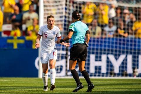 190706 Ellen White of England in a discussion with Referee Anastasia Pustovoitova during the FIFA Women s World Cup bronze medal game between England and Sweden on July 6, 2019 in Nice. Photo: Simon Hastegard Bildbyran Kod SH 180104 bbeng fotboll football fotball soccer dam women kvinner frankrike france vm vm 2019 verdensmesterskap världsmästerskap fifa women s world cup 2019 world cup bronsmatch Third Place Play Off england sweden sverige Copyright: SIMONxHASTEGARD BB190706SH033