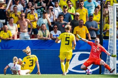 190706 Ellen White of England scores 2-2 behind goalkeeper Hedvig Lindahl of Sweden during the FIFA Women s World Cup bronze medal game between England and Sweden on July 6, 2019 in Nice. Photo: Petter Arvidson Bildbyran Kod PA 180104 bbeng fotboll football fotball soccer dam women kvinner frankrike france vm vm 2019 verdensmesterskap världsmästerskap fifa women s world cup 2019 world cup Sweden sverige England bronsfinal bronze medal match bronsmatch third place playoff Copyright: PETTERxARVIDSON BB190706PA060