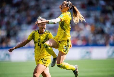 190706 Kosovare Asllani of Sweden celebrate with Hanna Glas after 1-0 during the FIFA Women s World Cup bronze medal game between England and Sweden on July 6, 2019 in Nice. Photo: Petter Arvidson Bildbyran Kod PA 180104 bbeng fotboll football fotball soccer dam women kvinner frankrike france vm vm 2019 jubel verdensmesterskap världsmästerskap fifa women s world cup 2019 world cup Sweden sverige England bronsfinal bronze medal match bronsmatch third place playoff Copyright: PETTERxARVIDSON BB190706PA062