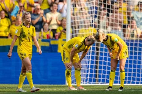 190706 Hanna Glas, Nilla Fischer and Linda Sembrant of Sweden look dejected during the FIFA Women s World Cup bronze medal game between England and Sweden on July 6, 2019 in Nice. Photo: Simon Hastegard Bildbyran Kod SH 180104 bbeng fotboll football fotball soccer dam women kvinner frankrike france vm vm 2019 depp verdensmesterskap världsmästerskap fifa women s world cup 2019 world cup bronsmatch Third Place Play Off england sweden sverige Copyright: SIMONxHASTEGARD BB190706SH039