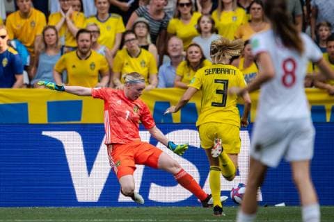 190706 Goalkeeper Hedvig Lindahl of Sweden with a save during the FIFA Women s World Cup bronze medal game between England and Sweden on July 6, 2019 in Nice. Photo: Simon Hastegard Bildbyran Kod SH 180104 bbeng fotboll football fotball soccer dam women kvinner frankrike france vm vm 2019 verdensmesterskap världsmästerskap fifa women s world cup 2019 world cup bronsmatch Third Place Play Off england sweden sverige Copyright: SIMONxHASTEGARD BB190706SH040