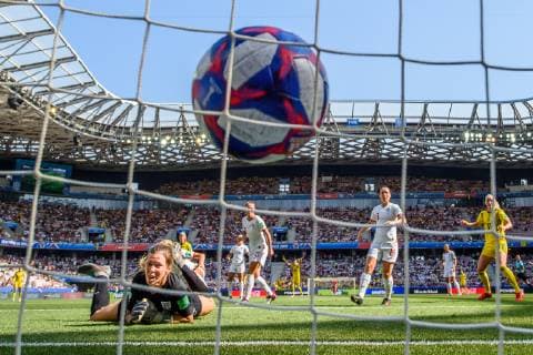 190706 Kosovare Asllani of Sweden score the 0-1 goal behind goalkeeper Carly Telford of England during the FIFA Women s World Cup bronze medal game between England and Sweden on July 6, 2019 in Nice. Photo: Petter Arvidson Bildbyran Kod PA 180104 bbeng fotboll football fotball soccer dam women kvinner frankrike france vm vm 2019 verdensmesterskap världsmästerskap fifa women s world cup 2019 world cup Sweden sverige England bronsfinal bronze medal match bronsmatch third place playoff Copyright: PETTERxARVIDSON BB190706PA069
