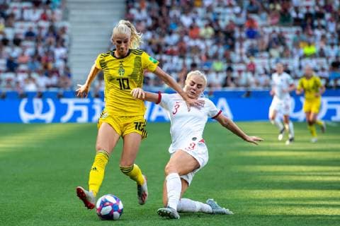 190706 Sofia Jakobsson of Sweden and Alex Greenwood of England during the FIFA Women s World Cup bronze medal game between England and Sweden on July 6, 2019 in Nice. Photo: Petter Arvidson Bildbyran Kod PA 180104 bbeng fotboll football fotball soccer dam women kvinner frankrike france vm vm 2019 verdensmesterskap världsmästerskap fifa women s world cup 2019 world cup Sweden sverige England bronsfinal bronze medal match bronsmatch third place playoff Copyright: PETTERxARVIDSON BB190706PA077