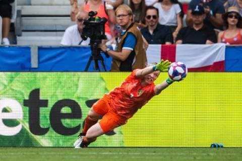 190706 Goalkeeper Hedvig Lindahl of Sweden with a save during the FIFA Women s World Cup bronze medal game between England and Sweden on July 6, 2019 in Nice. Photo: Simon Hastegard Bildbyran Kod SH 180104 bbeng fotboll football fotball soccer dam women kvinner frankrike france vm vm 2019 verdensmesterskap världsmästerskap fifa women s world cup 2019 world cup bronsmatch Third Place Play Off england sweden sverige Copyright: SIMONxHASTEGARD BB190706SH051