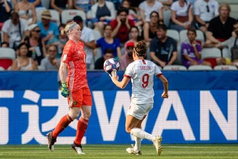 190706 Goalkeeper Hedvig Lindahl of Sweden and Jodie Taylor of England during the FIFA Women s World Cup bronze medal game between England and Sweden on July 6, 2019 in Nice. Photo: Petter Arvidson Bildbyran Kod PA 180104 bbeng fotboll football fotball soccer dam women kvinner frankrike france vm vm 2019 verdensmesterskap världsmästerskap fifa women s world cup 2019 world cup Sweden sverige England bronsfinal bronze medal match bronsmatch third place playoff Copyright: PETTERxARVIDSON BB190706PA087
