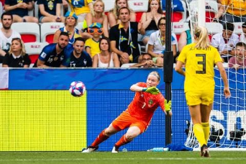 190706 Goalkeeper Hedvig Lindahl of Sweden during the FIFA Women s World Cup bronze medal game between England and Sweden on July 6, 2019 in Nice. Photo: Petter Arvidson Bildbyran Kod PA 180104 bbeng fotboll football fotball soccer dam women kvinner frankrike france vm vm 2019 verdensmesterskap världsmästerskap fifa women s world cup 2019 world cup Sweden sverige England bronsfinal bronze medal match bronsmatch third place playoff Copyright: PETTERxARVIDSON BB190706PA097