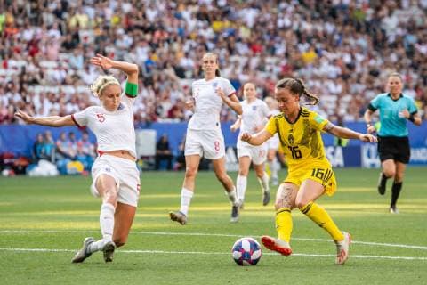 190706 Stephanie Houghton of England and Julia Zigiotti Olme of Sweden during the FIFA Women s World Cup bronze medal game between England and Sweden on July 6, 2019 in Nice. Photo: Simon Hastegard Bildbyran Kod SH 180104 bbeng fotboll football fotball soccer dam women kvinner frankrike france vm vm 2019 verdensmesterskap världsmästerskap fifa women s world cup 2019 world cup bronsmatch Third Place Play Off england sweden sverige Copyright: SIMONxHASTEGARD BB190706SH062