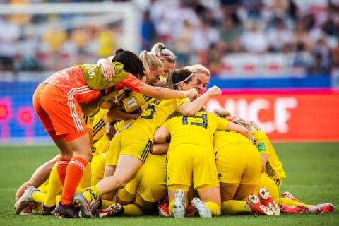 190706 Players of Sweden celebrate winning bronze after the FIFA Women s World Cup bronze medal game between England and Sweden on July 6, 2019 in Nice. Photo: Simon Hastegard Bildbyran Kod SH 180104 bbeng fotboll football fotball soccer dam women kvinner frankrike france vm vm 2019 jubel verdensmesterskap världsmästerskap fifa women s world cup 2019 world cup bronsmatch Third Place Play Off england sweden sverige Copyright: SIMONxHASTEGARD BB190706SH065