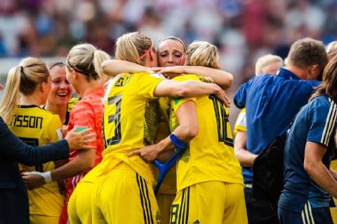 190706 Amanda Ilestedt, Kosovare Asllani and Fridolina Rolfö of Sweden celebrate winning bronze after the FIFA Women s World Cup bronze medal game between England and Sweden on July 6, 2019 in Nice. Photo: Simon Hastegard Bildbyran Kod SH 180104 bbeng fotboll football fotball soccer dam women kvinner frankrike france vm vm 2019 jubel verdensmesterskap världsmästerskap fifa women s world cup 2019 world cup bronsmatch Third Place Play Off england sweden sverige Copyright: SIMONxHASTEGARD BB190706SH067